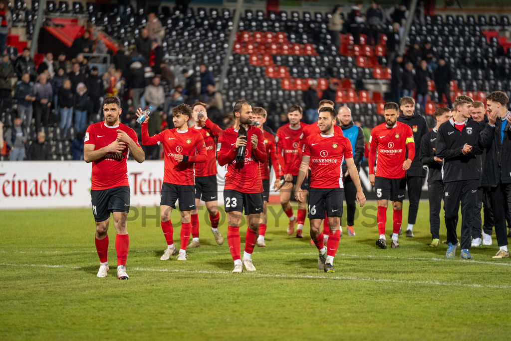 SG Sonnenhof Grossaspach vs. SSV Ulm 1846 Fussball, Fussball, WFV-Pokal, Viertelfinale, 01.04.2026 | SG Sonnenhof Grossaspach kommt nach dem Sieg in die Fankurve zum jubeln,SG Sonnenhof Grossaspach vs. SSV Ulm 1846 Fussball, Fussball, WFV-Pokal, Viertelfinale, 01.04.2026