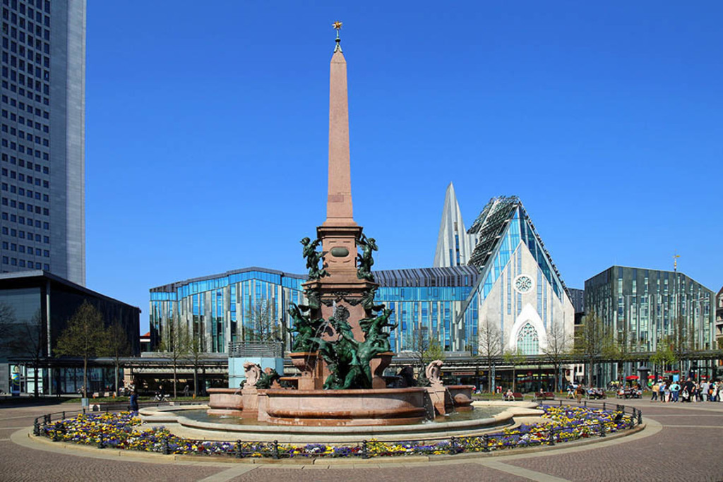 Mendebrunnen und Universität Leipzig | Entdecke über 20 Kategorien Leipzig-Motive: Foto-Downloads, hochwertige Poster, Leinwand- & Fine-Art-Prints. Jetzt Lieblingsfoto im Bildlexikon Leipzig Shop bestellen!