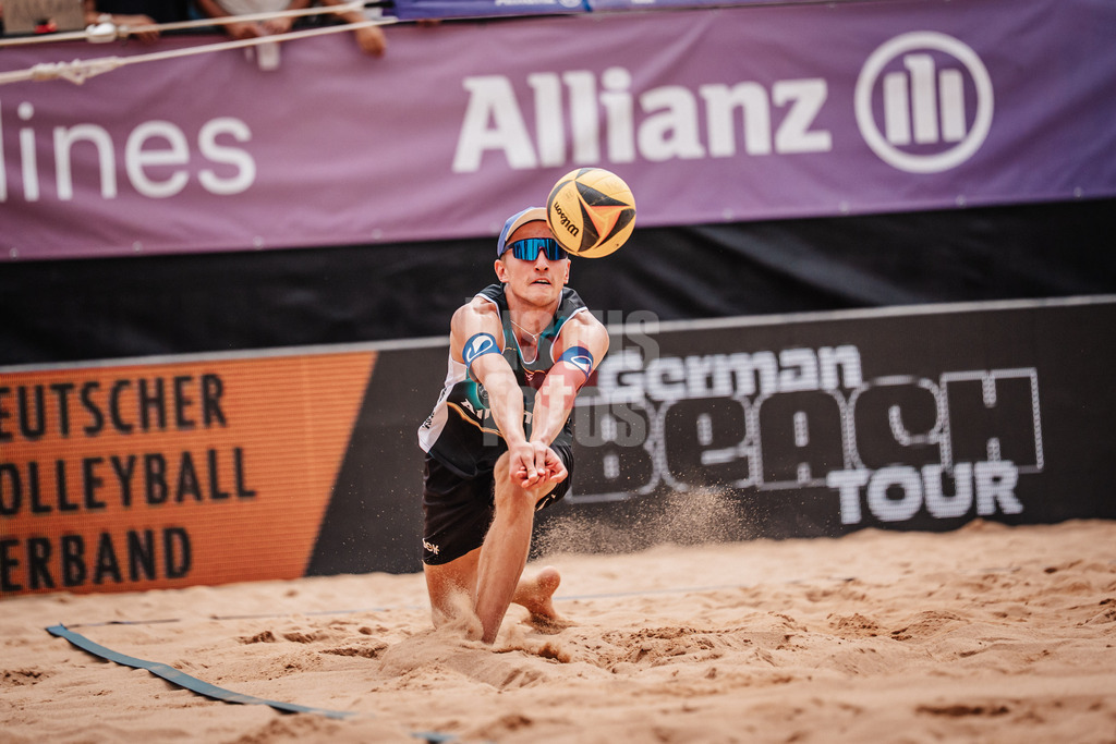 Beachvolleyball | Männer | Allianz German Beach Tour 2025 | Tourstop München | 06.07.2025 | Momme Lorenz nimmt den Ball an