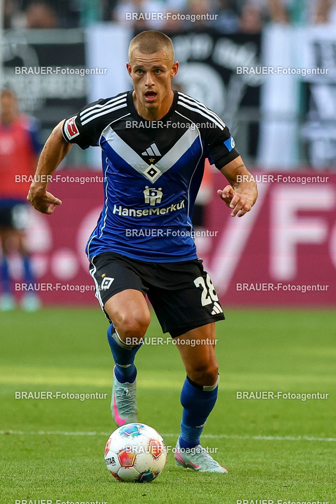 Borussia Mönchengladbach vs Hamburger SV - Bundesliga  | Mönchengladbach, Deutschland, 24.08.25:   Miro Muheim (Hamburger SV) in Aktion am Ball, Einzelaktion waehrend des Spiels der Bundesliga zwischen Borussia Mönchengladbach vs Hamburger SV im Stadion im Borussia Park(Foto von Brauer-Fotoagentur / Adrian Schlueter)