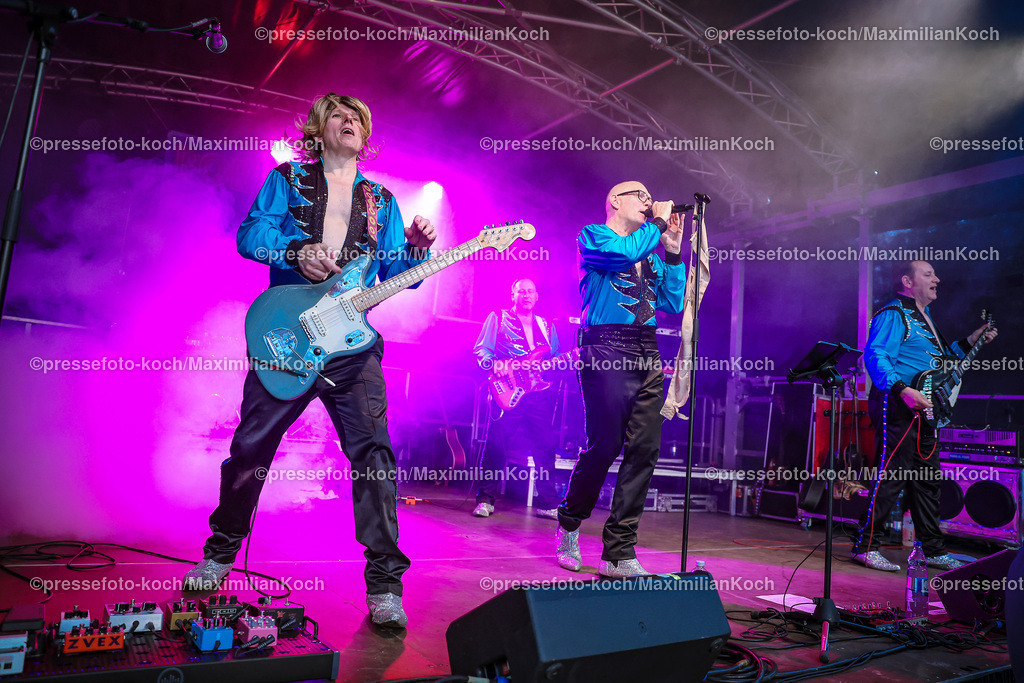 Due22062488065 | 22.06.2024, Düsseldorf, Konzert Porno Al Forno, HEUKING Mittsommer-Renntag - Die düsseldorfer Pop-Band performt bei ihrem Konzert auf der Rennbahn Grafenberg und begeistert die zahlreichen Fans