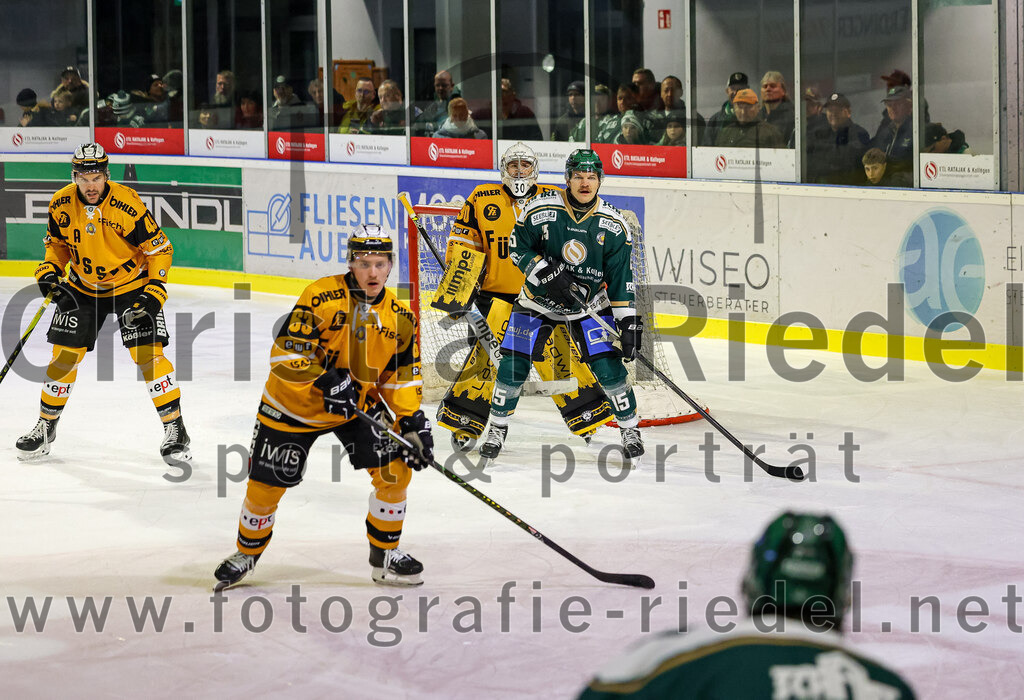 2025-11-02_092_TSV_Erding_gegen_EV_Fuessen | Erding, Deutschland, 02.11.2025:Eishockey, Oberliga Süd 2025 / 2026, 15. Spieltag, TSV Erding gegen EV Füssen, Endergebnis: 2:6Felix Linden (EV Füssen, #49), +fü63+, Torwart Timotej Pancur (EV Füssen, #30), Elias Maier (Erding Gladiators, #15)Foto: Christian Riedel / fotografie-riedel.net