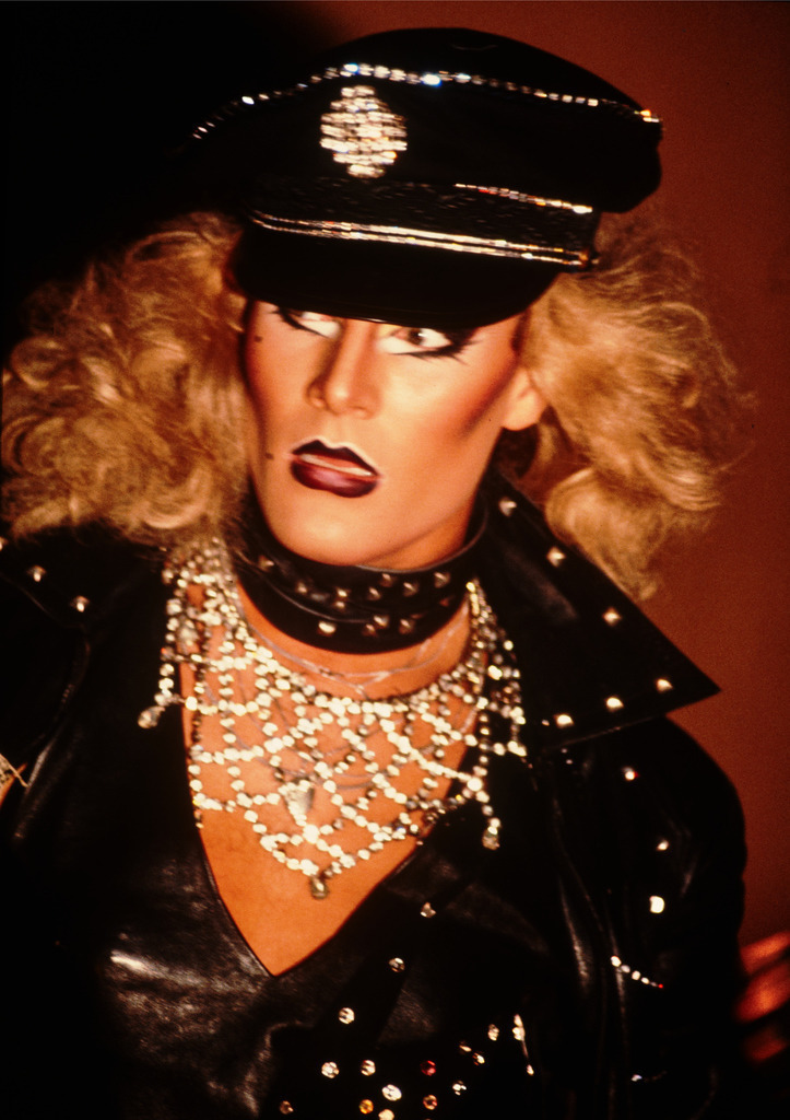 06USA_NYC_People_Mary_Gordi_theAnvil_1983_8904 | Beegebilder online. 
BIldarchiv von Beege Fotodesign mit ausgewählten Werken, die sich besonders gut für die Dekoration Ihrer Räume oder Wände eignen. 