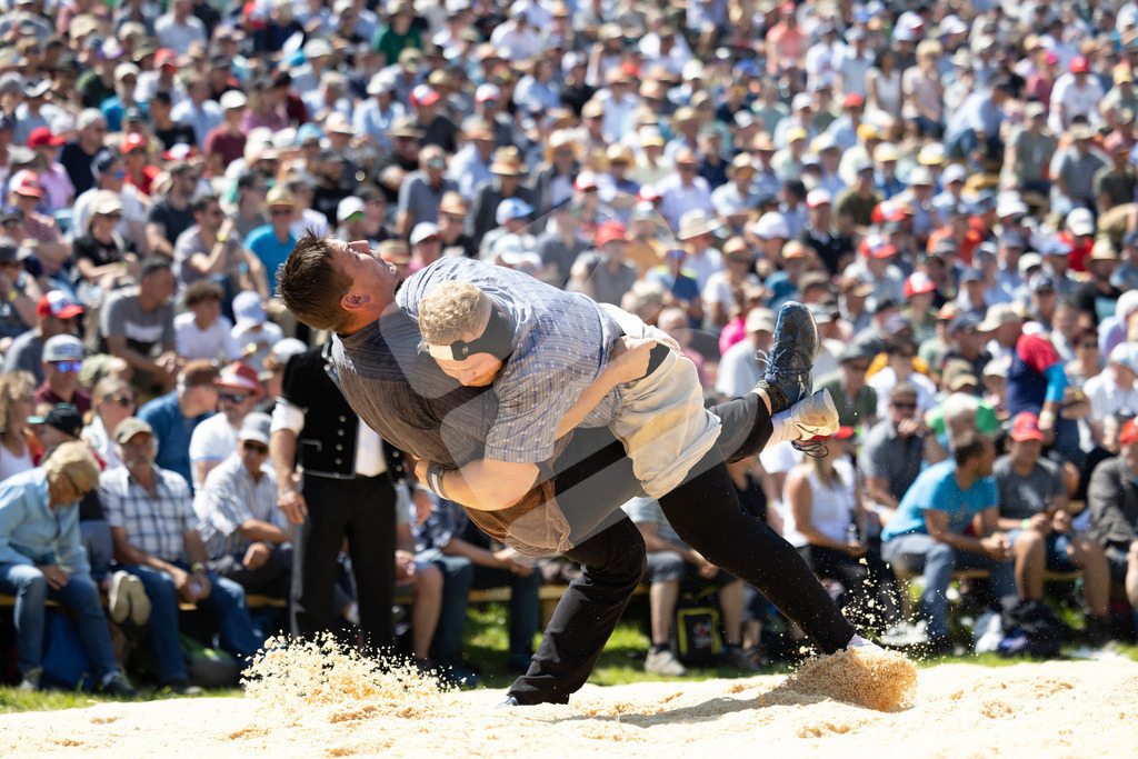 Rigi2025_2172 | Die Schwinger des Schwyzer Kantonalen Schwingerverbandes: Fotos, die Dynamik und Leidenschaft festhalten, sowie emotionale Momente aus dem traditionellen Schwingsport zeigen. - Realisiert mit Pictrs.com