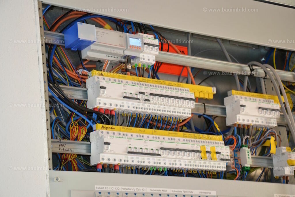 bib-lg17-elektroinstallation-0271 | Nach LV-Leistungsgruppen sortierte Detailfotos über den Bau eines Hauses. Alle Hausbau-Bilder direkt vom Urheber und Autor der Website Haus-Selber-Bauen.com