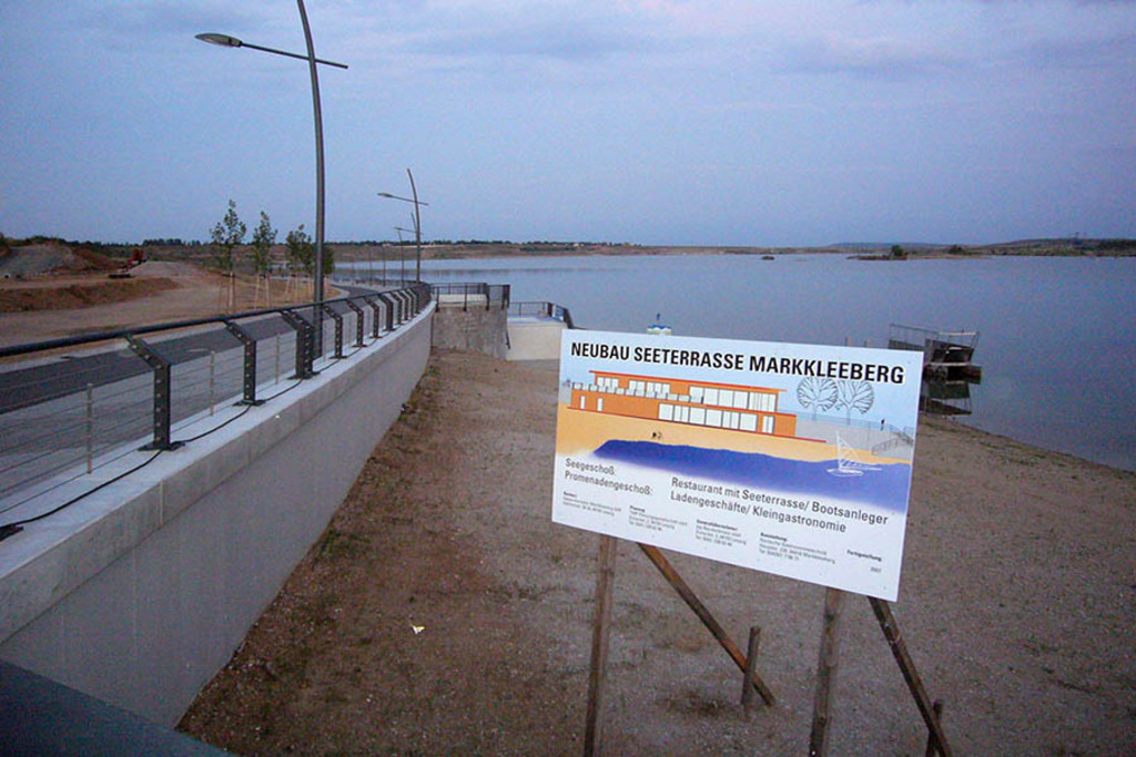 Foto: Leipzig - Markkleeberger See - Bau der Seepromenade August 2006 | Das Team hinter BILDLEXIKON LEIPZIG bündelt historische wie aktuelle Informationen über die Stadt Leipzig in Text und Bild auf einer Plattform und stellt diese der interessierten Öffentlichkeit zur Verfügung.