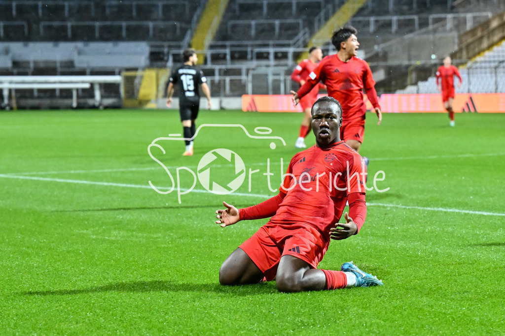 FC Bayern Amateure - TSV Buchbach | Jubel nach dem Treffer zum 1-0 durch Nestory IRANKUNDA (FC Bayern München II #7) / Tor / Freude / Happy / Torschuetze / Regionalliga Bayern: FC Bayern München II - TSV Buchbach, Gruenwalder Stadion am 27.09.2024