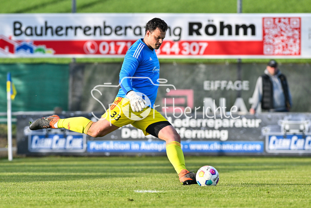 FC Pipinsried - TSV Grünwald | am Ball Stefan MARINOVIC (TSV Gruenwald 33) / Einzelfoto / Freisteller / Bayernliga Sued: FC Pipinsried - TSV Gruenwald, Kuechenstadel Arena am 11.04.2025