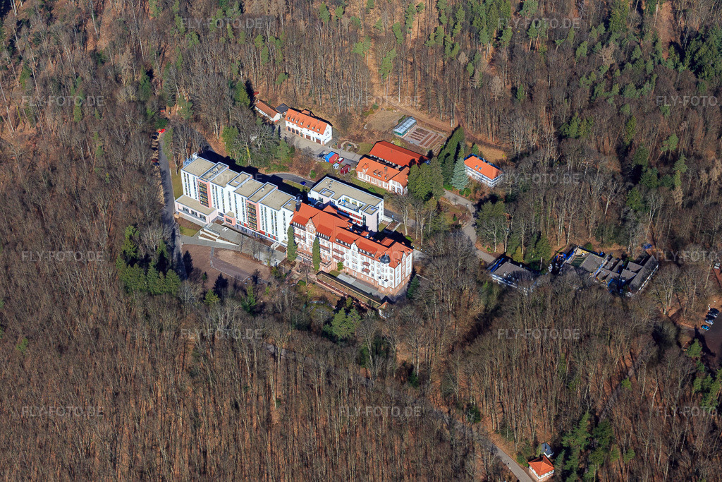 Luftbild: Fachklinik Eußerthal von Süden in Eußerthal im Bundesland Rheinland-Pfalz in Deutschland. – Foto: IMG_097020.jpg vom 25.02.2017 durch Werner Riehm/FLY-FOTO.de – Auflösung des Originals: 5472 x 3648 px – Fachklinik Eußerthal | Fachklinik Eußerthal