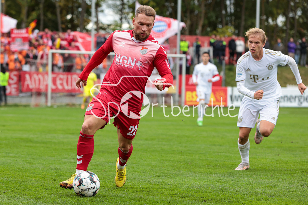 TSV Aubstadt - FC Bayern Amateure | Patrick HOFMANN (TSV #22) im Duell mit Franz KRAETZIG (FCB #29)