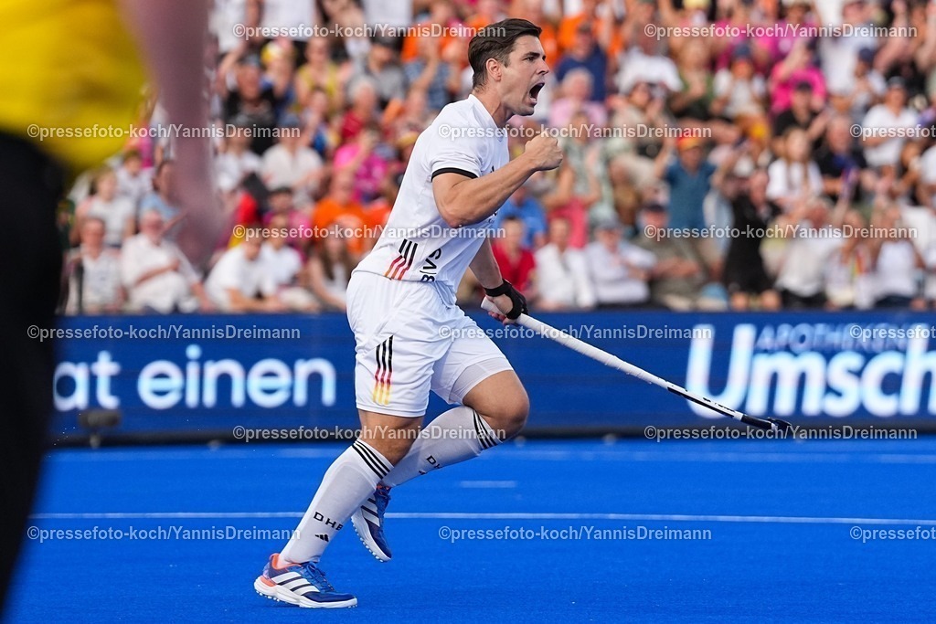 xydrx14082504039 | 14.08.2025, xydrx, Herren EuroHockey Championship 2025, Halbfinale, Deutschland - Spanien, Sparkassenpark Mönchengladbach: Torjubel nach dem Tor zum 1:0 für die Deutsche Feldhockey Nationalmannschaft durch Torschütze Gonzalo Peillat (GER #16)