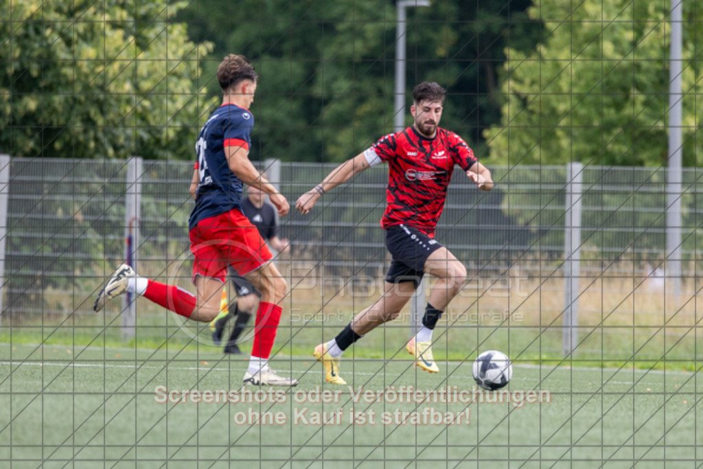 20250726_184006_0113 | Baran Ates (TSV Bad Boll #10) TSV Bad Boll (rot/schwarz) vs. TSVGG Plattenhardt (blau/rot), Fussball, DB-Regio-WFW-Pokal - wfv, 1.Runde, Saison 2025/2026, Kunstrasenplatz, Erlengarten 37, 73087 Bad Boll, 26.07.2025 - 17:30 Uhr,Foto: PhotoPeet-Sportfotografie/Peter Harich
