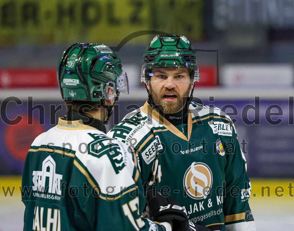 2025-11-25_005_TSV_Erding_gegen_EHF_Passau_Black_Hawks | Erding, Deutschland, 25.11.2025:Eishockey, Oberliga Süd 2025 / 2026, 20. Spieltag, TSV Erding gegen EHF Passau Black Hawks, Endergebnis: 2:3 n.V.Björn Salhi (Erding Gladiators, #13), Markus Eberhardt (Erding Gladiators, #94)Foto: Christian Riedel / fotografie-riedel.net