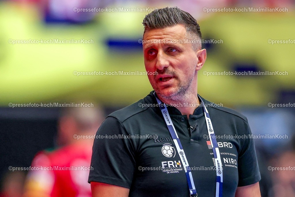 EHF16012601054 | 16.01.2026, Handball, Men's EHF EURO 2026, Portugal - Rumänien, Jyske Bank Boxen in Herning, Dänemark, Preliminary Round:  Headcoach George Ionut Buricea (Romania #hc) gestikulierend am Spielfeldrand  