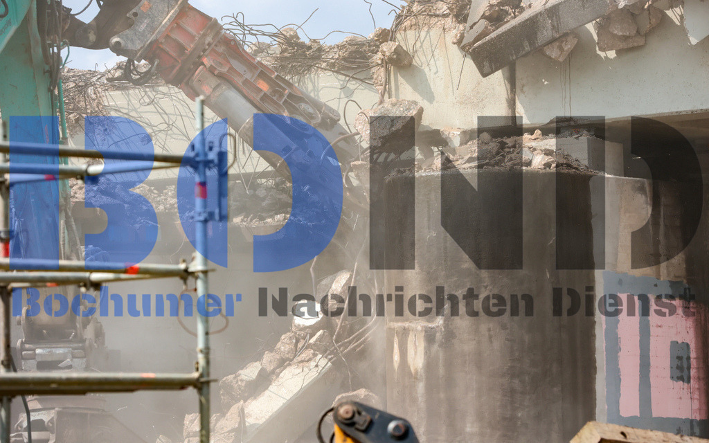 Abriss der Schlachthofbruecke A40 {date} -  | {headline}(Foto: Sebastian Sendlak / BOND) - Realisiert mit Pictrs.com
