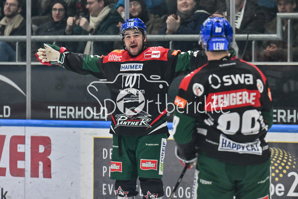 Augsburger Panther - Nürnberg Ice Tigers | Jubel der Panther nach dem Treffer zum 1-0 durch Nicholas BAPTISTE (Augsburger Panther 73) / Freude / happy / Tor / Torschuetze / DEL: Augsburger Panther - Nuernberg Ice Tigers, Curt Frenzel Stadion am 03.01.2025