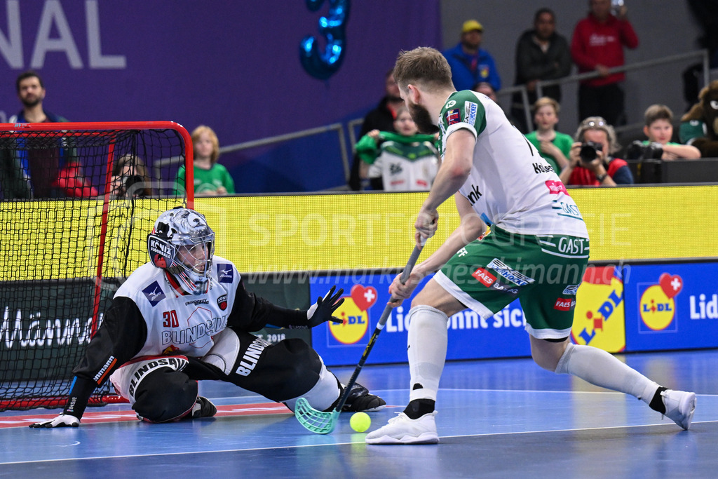 SV Wiler-Ersigen vs Floorball Köniz - 15. April 2023 | SV Wiler-Ersigen vs Floorball Köniz
Stimo Arena, Kloten
Andrin Hollenstein (#73 SV Wiler-Ersigen) verwertet seinen Penalty gegen Patrick Eder (#30 Floorball Koeniz) und entscheidet damit die Partie für sein Team.
Bild: Sportfotografie Markus Aeschimann | www.markus-aeschimann.ch - Realisiert mit Pictrs.com