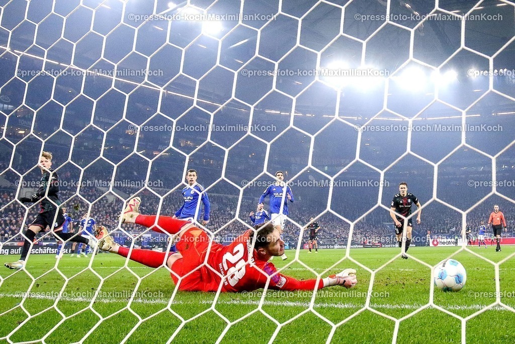 S0401022501097 | 01.02.2025, Fußball, FC Schalke 04 - 1. FC Magdeburg, 2.. Fußball Bundesliga, 20. Spieltag, Veltins-Arena Gelsenkirchen, Saison 2024 2025: Torwart Justin Heekeren (S04 #28) streckt sich im Tor - kommt aber nicht mehr an den Ball. Philipp Hercher (1.FC Magdeburg #27) trifft zum 4:0 Treffer Tor Torschuss. Rechts Martijn Kaars (1.FC Magdeburg #9)DFB regulations prohibit any use of photographs as image sequences and or quasi-video.