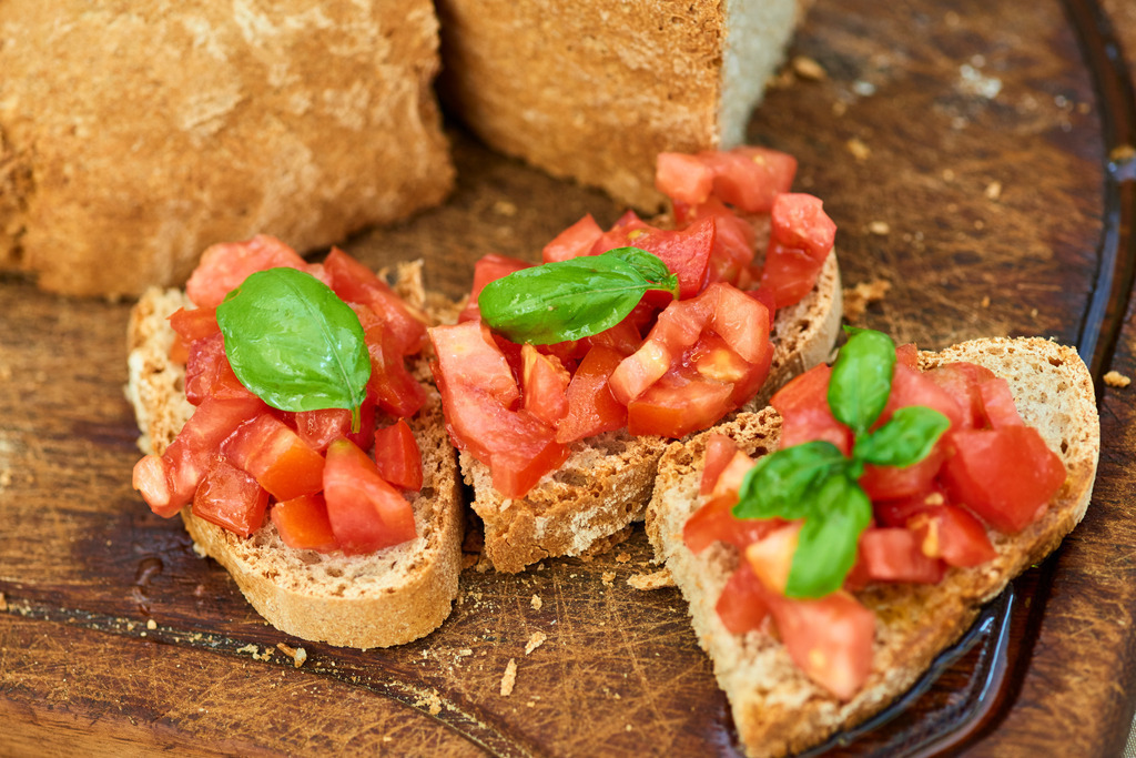 Bruschetta mit Tomaten und Basilikum | Cortona, Italien - August 29, 2016: Residenza Storica Dolce Maria; Bruschetta mit Tomaten und Basilikum. - Realisiert mit Pictrs.com