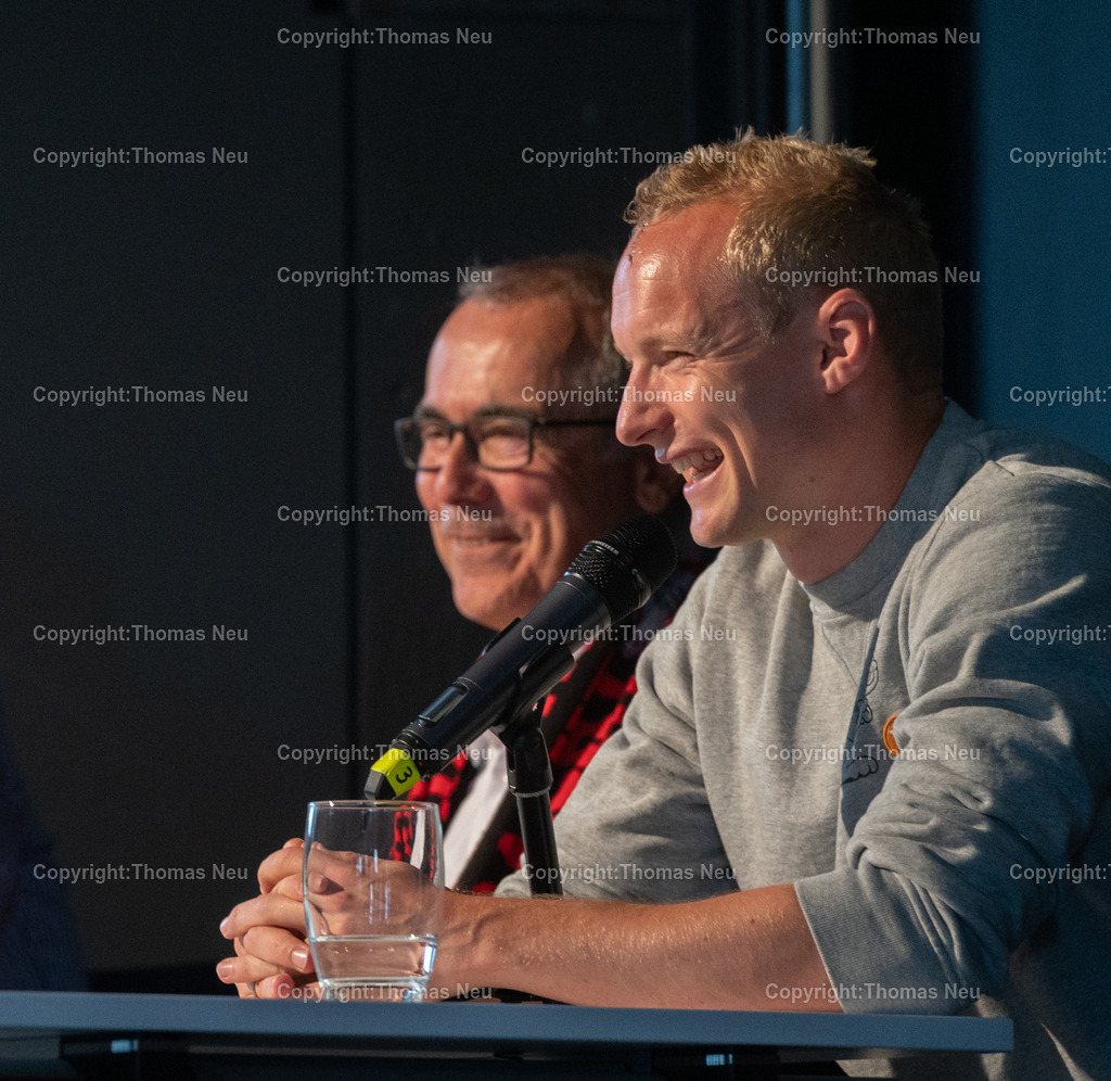 DSC_8951 | bbe, Bensheim, Goethegymnasium, Besuch von Sebastian Rode mit Fragerunden und Autogrammstunde, ,, Bild: Thomas Neu