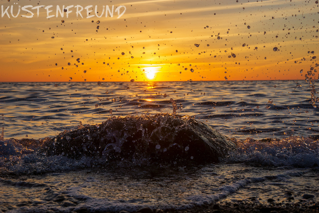 Sonnenuntergang am Meer VIII // Fotoserie Sunset & Splash | Entdecke deine Lieblingslandschaft von der Küste – auf Ostsee Leinwand, Nordsee Leinwand, Alu Dibond oder Acrylglas, passend für jeden Geschmack und Raum.