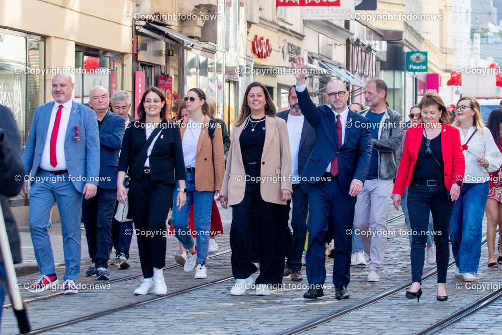 Hauptplatz Linz_ 1. Mai Umzug 2025_ 01.05.2025-4 | 01.05.2025, Hauptplatz Linz, AUT, Hauptplatz Linz, im Bild 1. Mai Umzug 2025 Linz Hauptplatz, SPOE, Peter Binder (3.Landtagspraesident, SP), Tina Bloechl (SP, Vize-Bgmin. der Stadt Linz), Dietmar Prammer (SP, Bgm. der Stadt Linz), Karin Hoerzing (SP, Vize-Bgmin. der Stadt Linz)