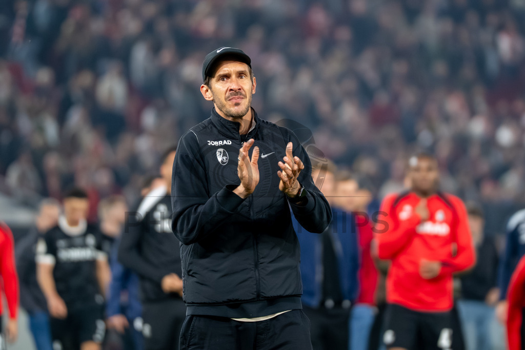 VfB Stuttgart vs. SC Freiburg, Fussball, DFB-Pokal, Halbfinale, 23.04.2026 | Julian Schuster (Trainer SC Freiburg) bedankt sich bei den Fans fuer/für den Support,VfB Stuttgart vs. SC Freiburg, Fussball, DFB-Pokal, Halbfinale, 23.04.2026DFB regulations prohibit any use of photographs as image sequences and/or quasi-video