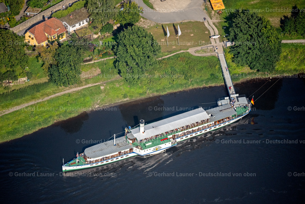 4060811 | DRESDEN 07.09.2021 Im Hafen ankerndes und festgemachtes Fährschiff "Sächsische Dampfschifffahrt" an der August-Böckstiegel-Straße - Söbrigener Straße im Ortsteil Pillnitz in Dresden im Bundesland Sachsen, Deutschland. Weiterführende Informationen bei: WEIßE FLOTTE SACHSEN GmbH. // Anchored and moored ferry in the harbor "Saechsische Dampfschifffahrt" on August-Boeckstiegel-Strasse - Soebrigener Strasse in the district Pillnitz in Dresden in the state Saxony, Germany. Further information at: WEIssE FLOTTE SACHSEN GmbH. Foto: Gerhard Launer