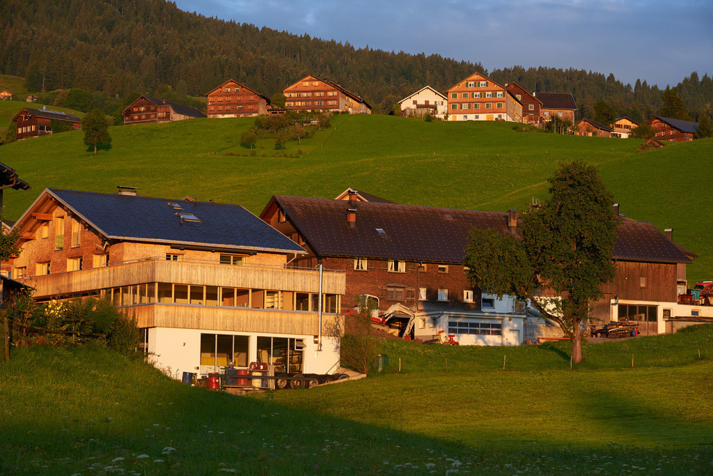 Bergdorf  Schwarzenberg im Morgenlicht | Schwarzenberg, Austria - August 08, 2014: Bergdorf Schwarzenberg im Morgenlicht. - Realisiert mit Pictrs.com