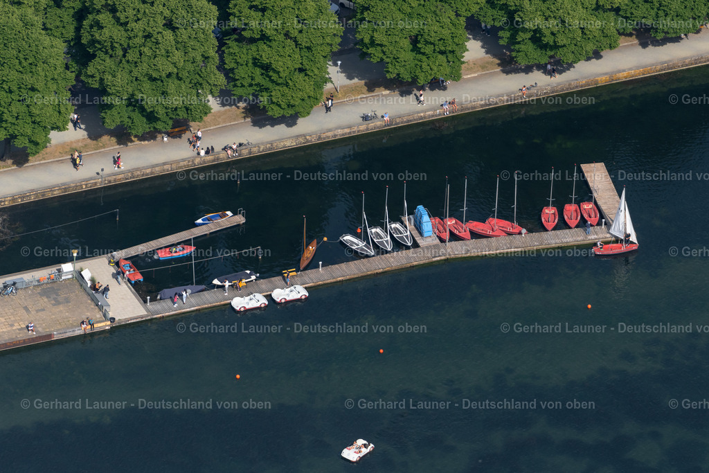 4031060 | HANNOVER 02.06.2020 Boots- Anlegestellen und Bootsliegeplätzen am Uferbereich vom Maschsee in Hannover im Bundesland Niedersachsen, Deutschland. // Pleasure boat marina with docks and moorings on the shore area vom Maschsee in Hannover in the state Lower Saxony, Germany. Foto: Gerhard Launer