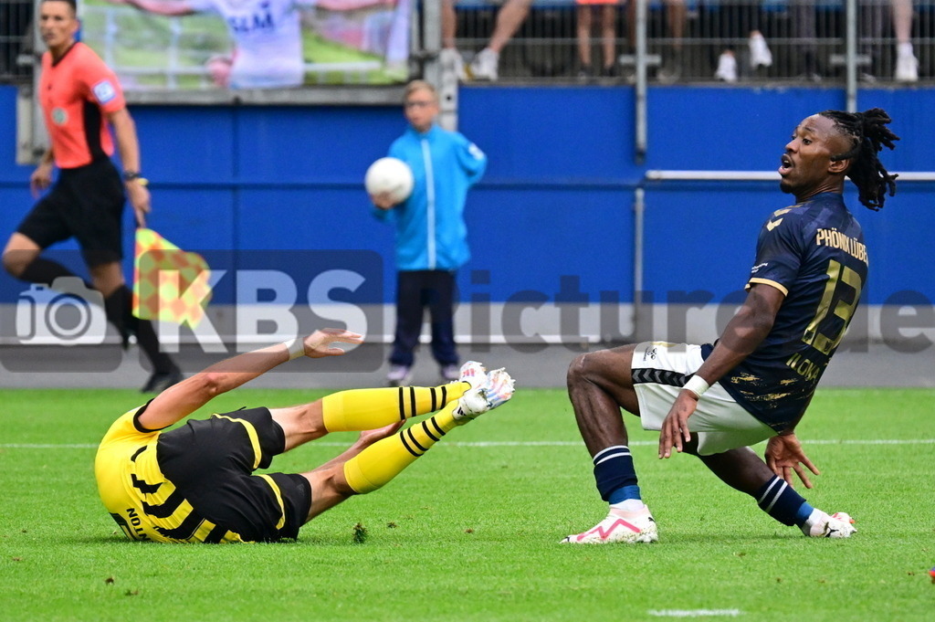 KBS Picture_PhoenixLuebeck-BorDortmund_081 | v.l. Anton Waldemar (Borussia Dortmund) und Iloka Obinna (Phoenix Luebeck) macht hier gerade das 1:3 ,Sportplatz :  Volksparkstadion, - Realisiert mit Pictrs.com