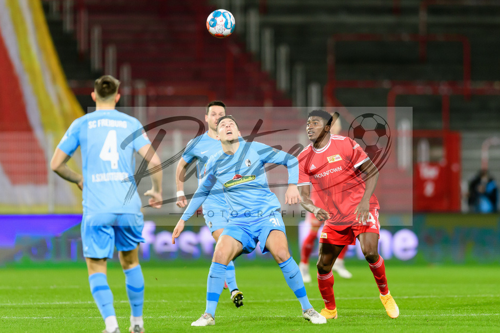 FCUFRE20211215_009 | Fussball, Herren: Keven Schlotterbeck (SC Freiburg) und Taiwo Awoniyi (1. FC Union Berlin) im Zweikampf bei dem Spiel der 1. Bundesliga zwischen 1. FC Union Berlin und SC Freiburg im Stadion An der Alten Foersterei am 15.12.2021 in Berlin, Deutschland.DFB / DFL REGULATIONS PROHIBIT ANY USE OF PHOTOGRAPHS AS IMAGE SEQUENCES AND/OR QUASI-VIDEO. - Realisiert mit Pictrs.com
