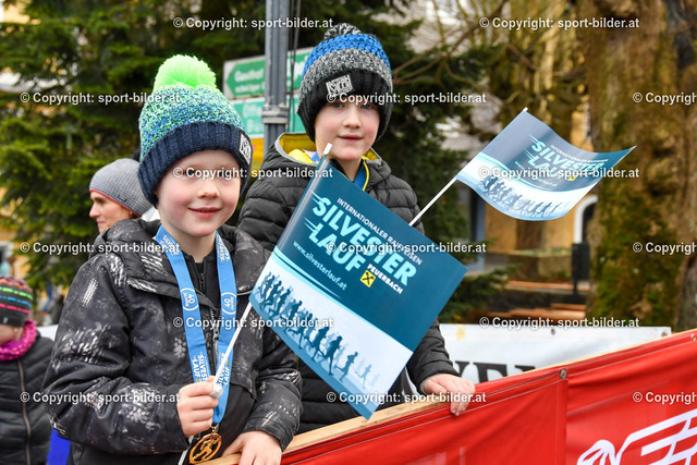 AUT, Laufen, Silvesterlauf Peuerbach 2022 | 31.12.2022, Peuerbach , AUT, Leichtathletik, Laufen, Silvesterlauf Peuerbach 2022, im Bild Fans, Zuschauer, Publikum



