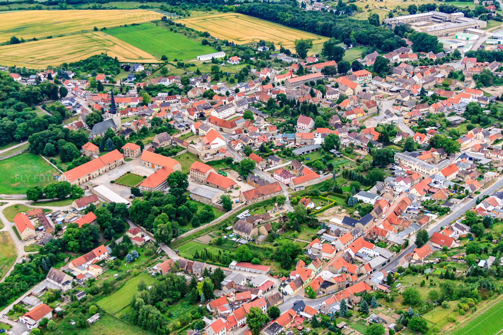 Luftbild: Ortsansicht aus Norden im Ortsteil Cochstedt in Hecklingen im Bundesland Sachsen-Anhalt in Deutschland. Foto: IMG_58277.jpg vom 28.06.2013 durch Werner Riehm/FLY-FOTO.deAuflösung des Originals: 4515 x 3010 px