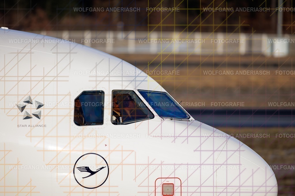 2026102-104447_EDDF_NW_TAXI_R3C_0125 | Im Cockpit des Flughafen Frankfurt am Main tragen Piloten und Pilotinnen täglich enorme Verantwortung. Konzentration, Erfahrung und Vertrauen im Team prägen diese besonderen Momente. Jeder Blick auf Instrumente, jede Entscheidung steht für Sicherheit, Präzision und Professionalität – eine stille Wertschätzung für Menschen, die Fliegen möglich machen. - Realisiert mit Pictrs.com