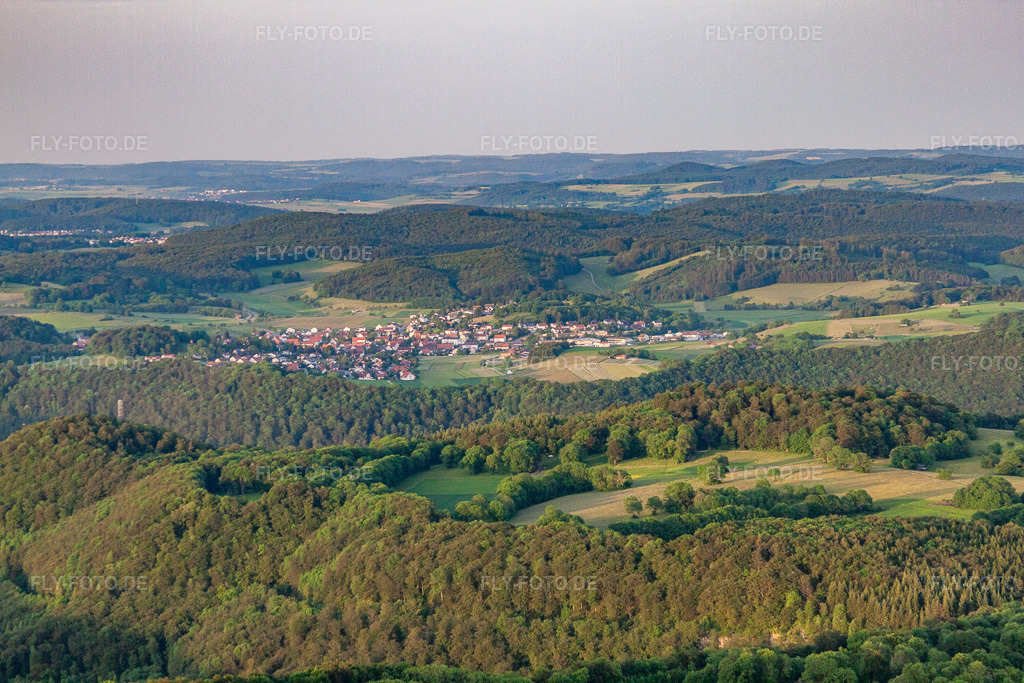 Luftbild: Ortsansicht von Westen im Ortsteil Holzelfingen in Lichtenstein im Bundesland Baden-Württemberg in Deutschland. Foto: IMG_66999.jpg vom 07.06.2014 durch Werner Riehm/FLY-FOTO.de