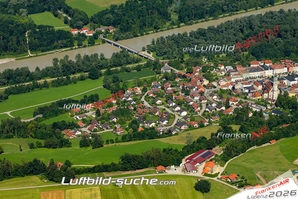 Aktuelles Luftbild von  Tittmoning - Die Luftaufnahme wurde 2022 mittels UL-Flugzeug erstellt ( keine Drohne ) - hochauflösende Kamera-Systeme von  Canon -Beste Qualität - Für grossformatige Ausdrucke geeignet. Die Geschenkidee !