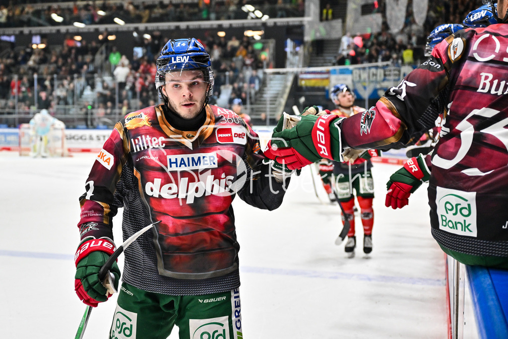 Augsburger Panther - Dresdner Eislöwen | AUGSBURG, DEUTSCHLAND - 06. MÄRZ: Jubel der Augsburger nach dem Treffer zum 3-2 durch D. J. BUSDEKER (Augsburger Panther 14) / Tor / Torschuetze / Freude / Happy / während dem Match zwischen den Augsburger Panthern und den Dresdner Eislöwen am 49. Spieltag der Penny DEL im Curt Frenzel Stadion