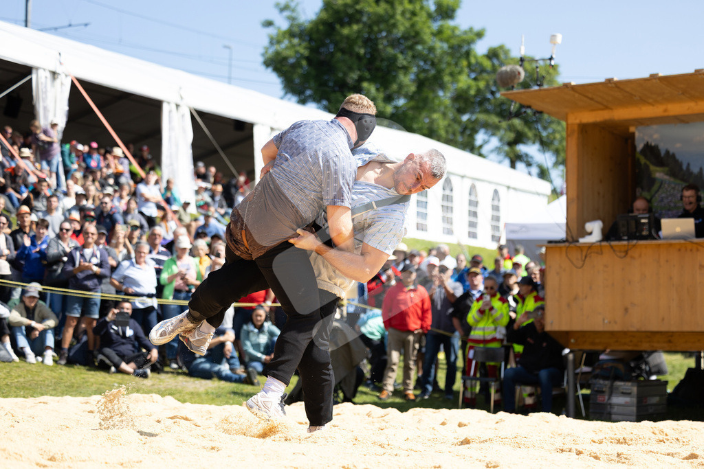 Rigi2025_1353 | Die Schwinger des Schwyzer Kantonalen Schwingerverbandes: Fotos, die Dynamik und Leidenschaft festhalten, sowie emotionale Momente aus dem traditionellen Schwingsport zeigen. - Realisiert mit Pictrs.com