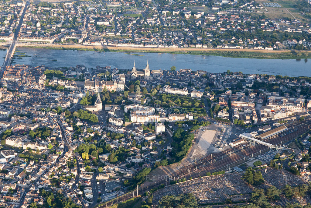Aerial view: View of the town in Blois in the state Loir et Cher, France. – Photo: IMG_101029.jpg taken on 06/23/2017 by Werner Riehm/FLY-FOTO.com – Resolution of the original: 5472 x 3648 px