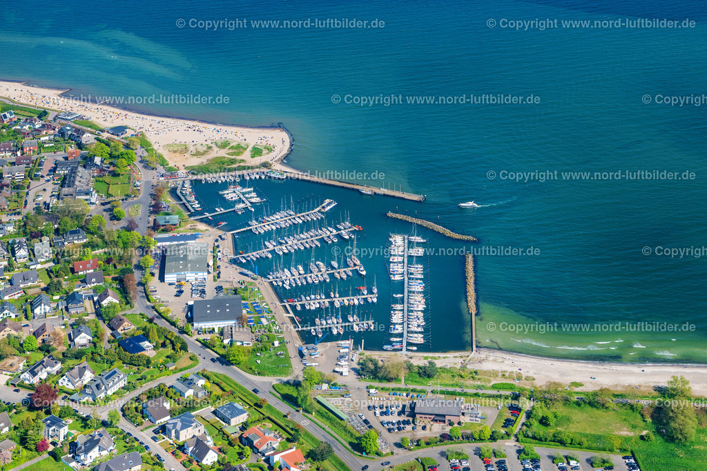Kiel_Strande_Kieler_Yacht_Club_Ev_Kiel_Schlicksee_ELS_6266010524010524 | STRANDE 01.05.2024 Sporthafen im Ostsee -Bad Strande bei Kiel im Bundesland Schleswig-Holstein, Deutschland. Heimathafen des " KYC " ( Kieler Yacht Club ) an der Strandstraße in Strande mit Wohngebiet und Sandstränden. // Sports harbor in the Baltic Sea -Bad Strande near Kiel in the state Schleswig-Holstein, Germany. Home port of the " KYC " ( Kiel Yacht Club ) on Strandstrasse in Strande with a residential area and sandy beaches. Foto: Martin Elsen