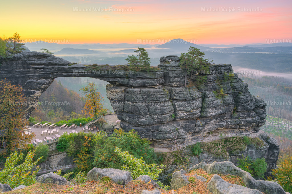 Morgendämmerung am Prebischtor | Morgendämmerung am Prebischtor im böhmischen Teil des Elbsandsteingebirges. Es ist die größte natürliche Sandstein-Felsbrücke Europas. Mit einer Spannweite von 26,5, einer lichten Höhe von 16, einer maximalen Breite von 8 und einer Torbogenstärke von 3 Metern gehört es zu den herausragendsten Naturdenkmälern des Elbsandsteingebirges. - Realisiert mit Pictrs.com