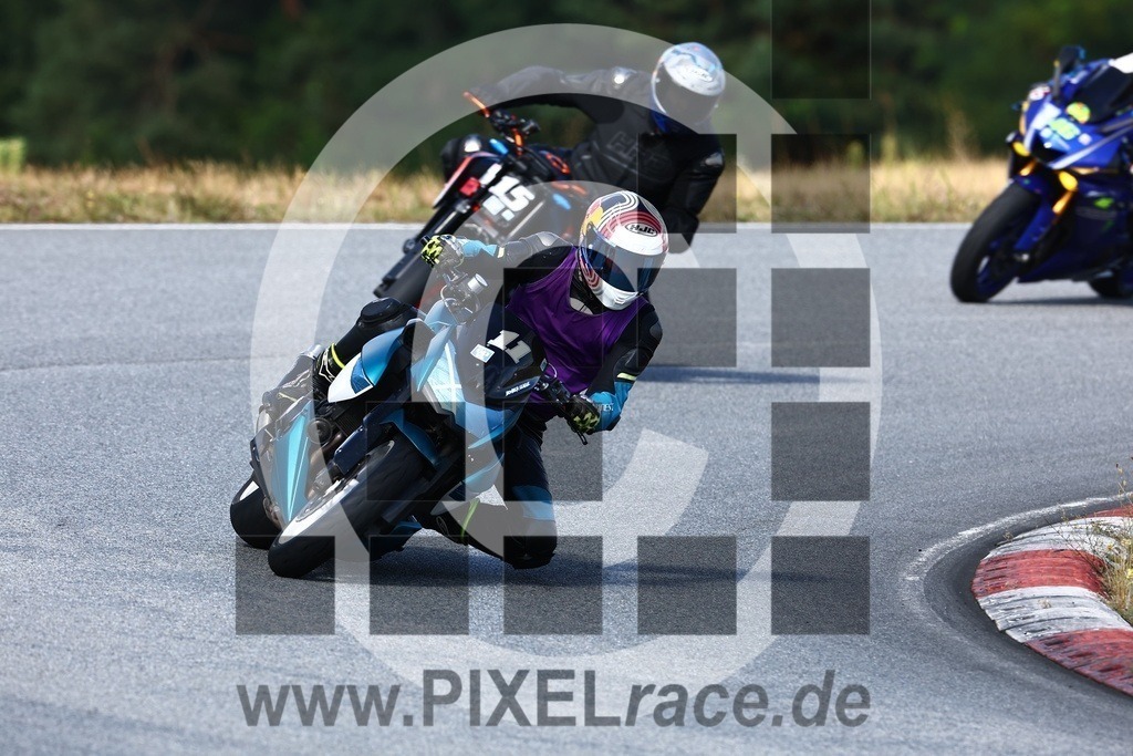 0011-20240805_00426 | Schöne Erinnerungen an spannende Momente - das festzuhalten ist unser Job. PIXELrace.de ist seit 2003 auf den Rennstrecken Europas unterwegs um die Action draußen beim Fahren und die wunderbare Stimmung imm Fahrerlager für euch einzufangen.