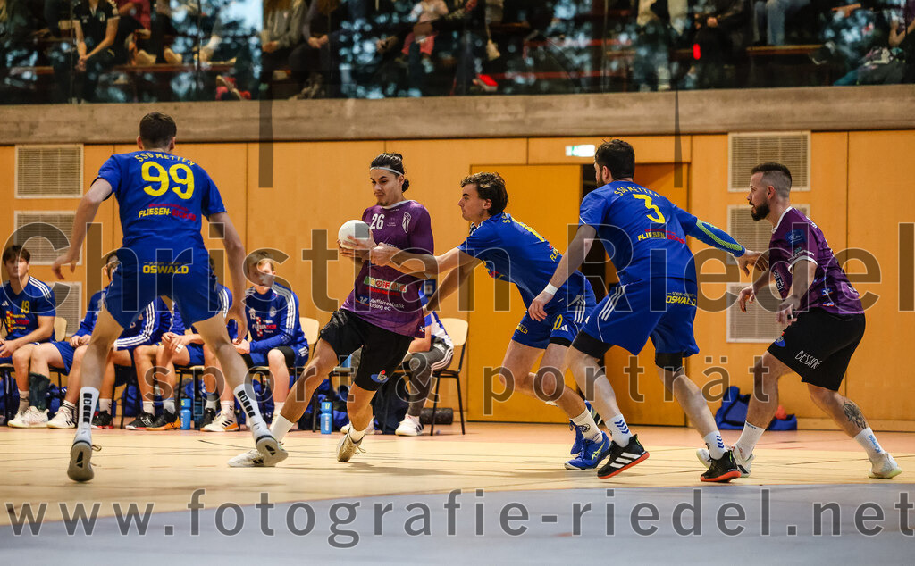 2024-10-13_020_SpVgg_Altenerding_gegen_SSG_Metten | Erding, Deutschland, 13.10.2024:Handball, Bezirksoberliga Männer 2024 / 2025, 4. Spieltag, SpVgg Altenerding gegen SSG Metten, Endergebnis: 40:22Patrick Sigl (SSG Metten, #99), Luis Leitner (SpVgg Altenerding, #26), Vincent Muhr (SSG Metten, #10), Jan Matousik (SSG Metten, #3), Sebastian Forster (SpVgg Altenerding, #13)Foto: Christian Riedel / fotografie-riedel.net