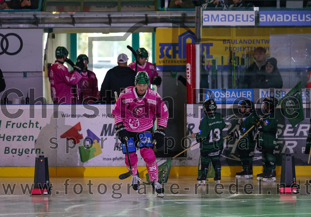 2025-10-05_001_TSV_Erding_gegen_Heilbronner_Falken | Erding, Deutschland, 05.10.2025:Eishockey, Oberliga Süd 2025 / 2026, 6. Spieltag, TSV Erding gegen Heilbronner Falken, Endergebnis: 3:1Bastian Cramer (Erding Gladiators, #34)Foto: Christian Riedel / fotografie-riedel.net