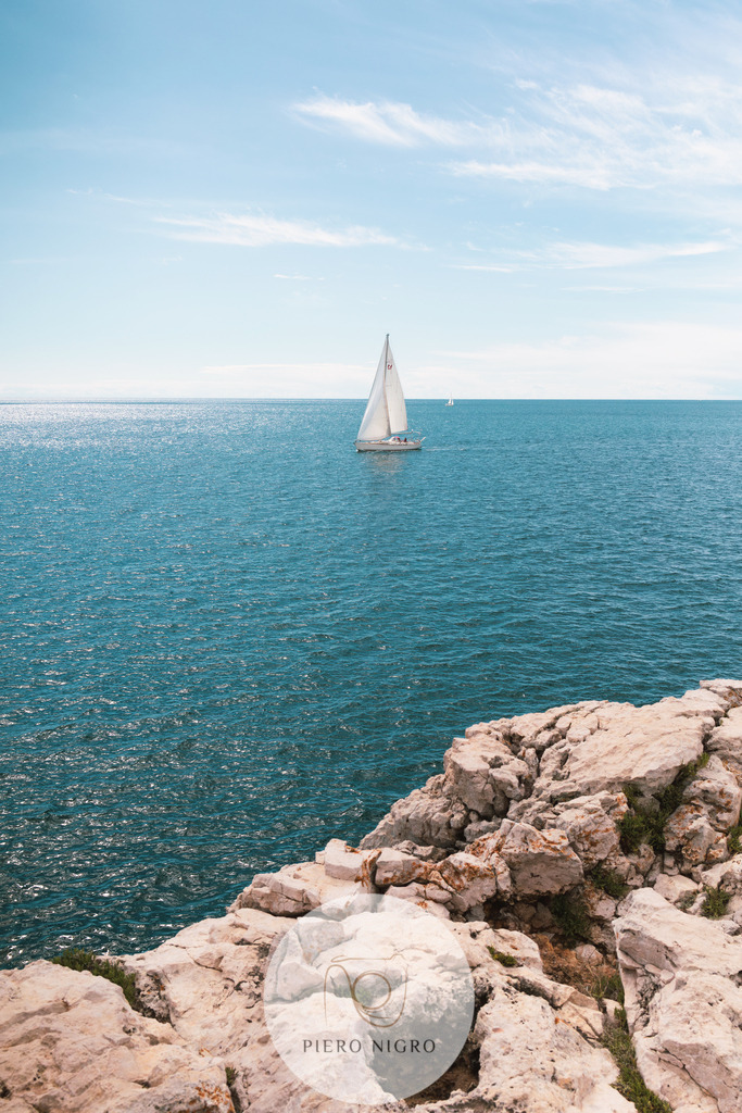 20240421-15-03-08-IMG_8746-Segelboot_Pula_Meer_ano | Galleria Dei Moment - Fotografie D' Arte | Wallart | Fotokunst - Realisiert mit Pictrs.com