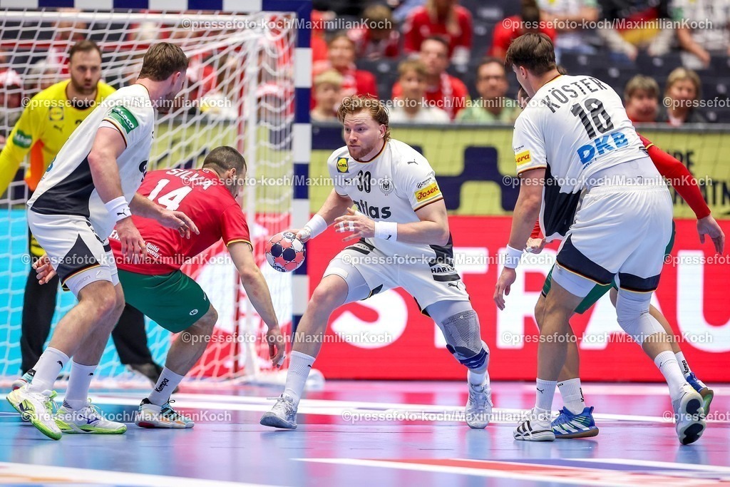 EHF22012601067 | 22.01.2026, Handball, Men's EHF EURO 2026, Deutschland - Portugal, Jyske Bank Boxen in Herning, Dänemark, Main Round:  Tom Kiesler (Germany #30)  Johannes Golla (Germany #04)  Julian Köster (Germany #18)  im Zweikampf gegen   Rui Sousa Martins Silva (Portugal #14)