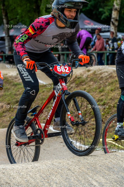 BayBMX2026-05435 | Fotogalerie von Thomas Dettweiler mit Eventbildern und lizenzfreien Fotos. Perfekt als Wandbild, für Büro, Website oder private Nutzung. - Realisiert mit Pictrs.com
