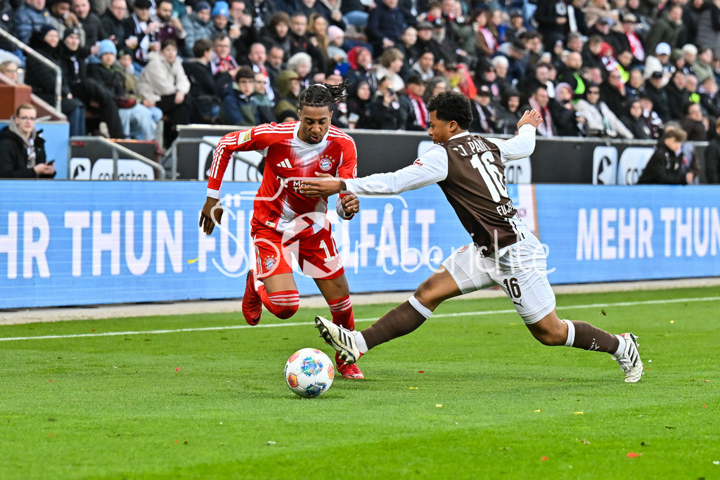 FC St. Pauli - FC Bayern München | ST. PAULI, DEUTSCHLAND - 11. APRIL: im Duell Michael OLISE (FC Bayern Munich 17) und Joel Chima FUJITA (FC St. Pauli 16) während dem Bundesligamatch zwischen dem FC St. Pauli und dem FC Bayern München am 29. Spieltag im Millerntor Stadion / DFL REGULATIONS PROHIBIT ANY USE OF PHOTOGRAPHS AS IMAGE SEQUENCES AND/OR QUASI-VIDEO
