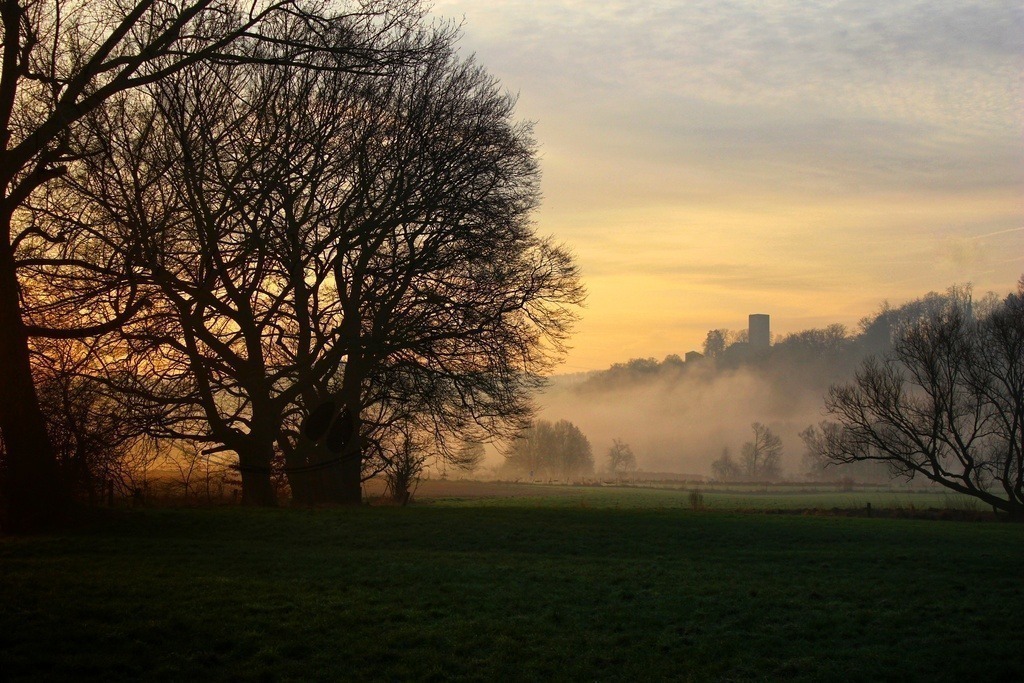 Morgennebel vor Burg Blankenstein  | only.this.little.world - Realisiert mit Pictrs.com